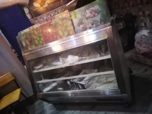 ثلاجه عرض كبيره تبريد للحلويات والفواكه واي شئ