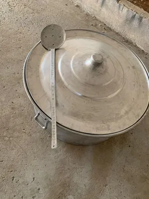 طنجرة كبيره مع معلقتها