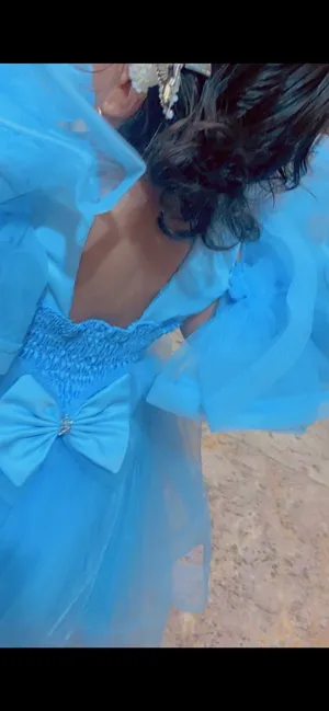 فستان. طفله من عمر سنة ال2 نظيف وجديد مره. وحده ملبوس