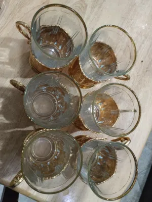 اکواب زجاجیه للشاي مع مسکه لون ذهبي
