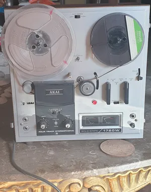 مشغل شرائط بكر AKAI يابني قديم تحفة #فريم وغطاء من الخشب --ويوجد عفش شقة كامل للبيع غرف نوم وسفرة
