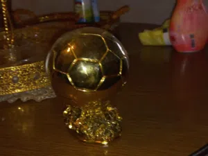 كرة ذهبيه شكل جميل موقعه من الفاخوري