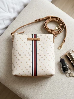 حقيبة Tommy Hilfiger Crossbody حجم متوسط ماركه tommy طولها تقريبا 20 سم عرضها 19.5سم عمقها 8.5 سم