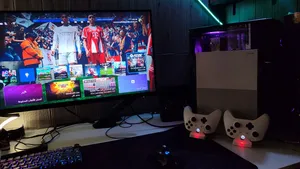 Xbox one s مع ديتيتن وقاعدة شحن