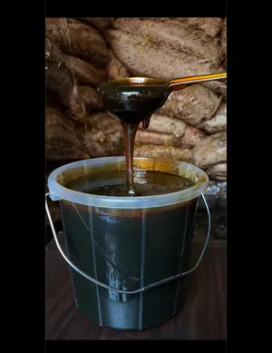 عسل دبس النخيل نضد بالطريقة التقليدية