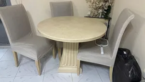 طاوله مع 4 كراسي استعمال بسيط