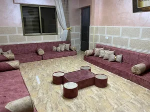 جلسة ارضي مريحة جدًا ونظيفة ، استعمال خفيف
