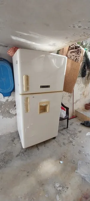 تلاجة نظيفة جدا وشغالة 100/100 مثل ماواضح بالصورة والفيديو