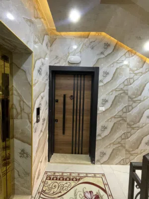 شقه ارضيه فاخرة بسعر مغري