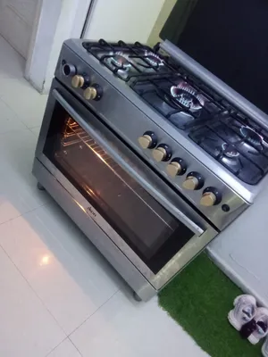 طباخة خمس عيون وفرن ممتازة كل شيء يعمل مزودة باشعال ذاتي ولمبة وأمان كامل