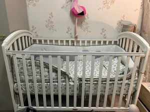 سرير أطفال نظيف جدا ب 250مع مرتبه نظيفه جدا