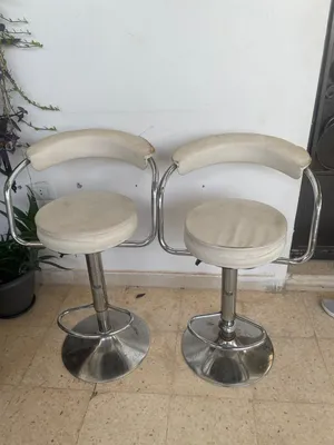 كرسين بار بحالة جيدة للبيع بسعر 20 دينار