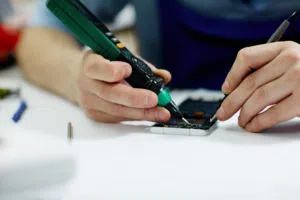 اصلاح مشاكل ic لجميع موديلات الأيفون حل جميع اعطال على البورد مشاكل المياه و غيرها من المشاكل