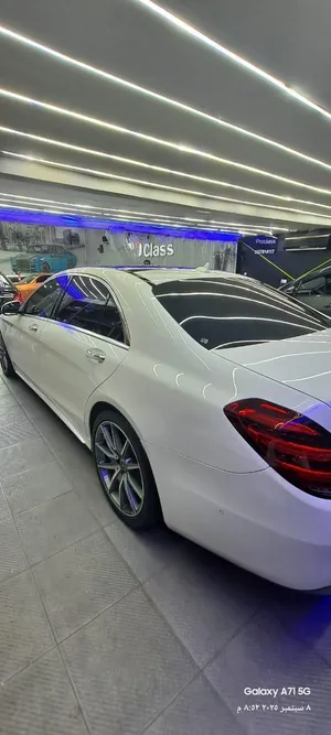 مرسيدس 560 موديل 2018 ابيض من الداخل بيج النظيفه جدا خليجي
