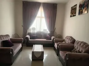 طقم كنب مودرن 5 قطع بحالة ممتازة للبيع في عجمان