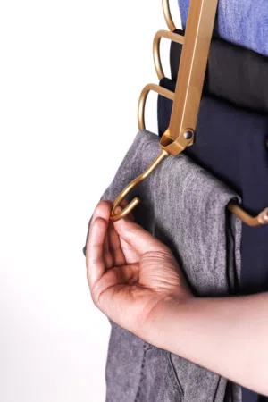علّاقة ملابس ذهبية وفضية متعددة الطبقات من الألمونيوم للعبايات والبناطيل توفّر 70% من الدولاب.