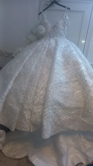 فستان زفاف للبيع بسعر مناسب