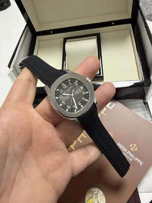 ساعة Patek Philippe Aquanaut ميناء أسود بنقشة بارزة وحزام مطاطي أسود