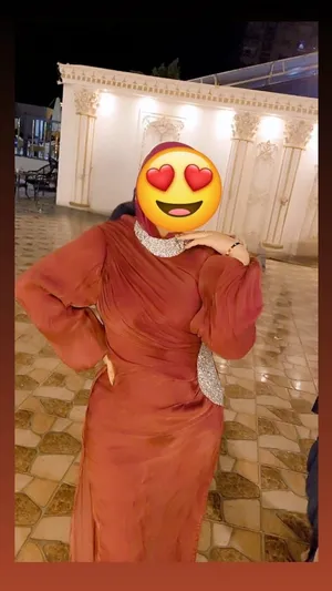 فستان سواريه للبيع يلبس لحد 80 كيلو