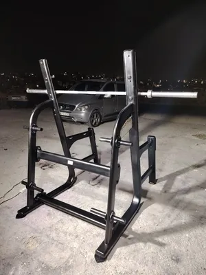 راك أمريكي مع بار اولومبي نوع Body Solid بحال الوكاله خاص للانديه وممكن للمنزل