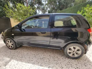 هونداي جيتز ماشية 190 الف لونها اسود فيها خبطة بسيطة ف جنب جهة باب يلي جنب السواق سيارة ربي يبارك