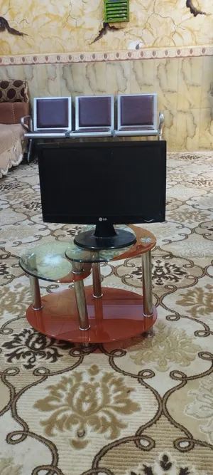 شاشة LG نظيفة وشغالة