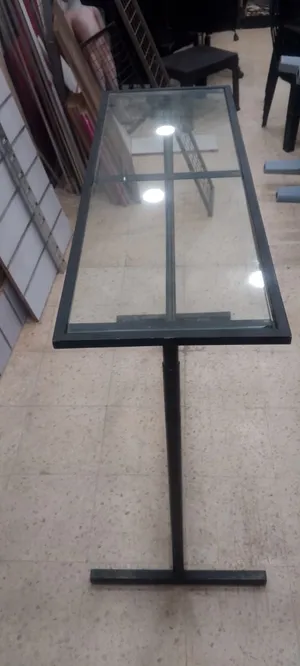 طاوله حديد مع سكريت اشي مرتب عرض 40سم طول1/15متر ارتفاع 1متر 20دينار