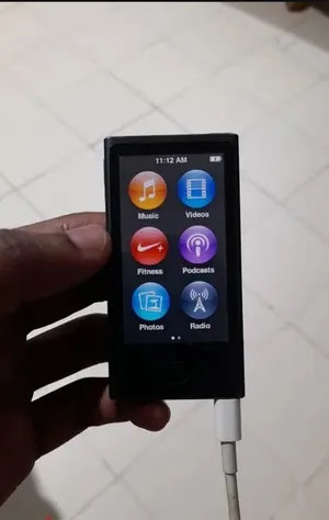 ipod nano 7th gen l 16gb l black l only works when plugged in