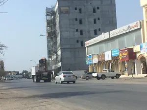 للإيجار معرض تجاري كبير بموقع استراتيجي السويق بسعر 350 ريال مع اعفاء اول شهرين- showroom for rent