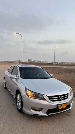 سياره نضيفه جدا ومسرفس ومجدد ومبيم قبل شهر يعني معك سنه قدام ولا فيها مخالفات وسياره استعماليه