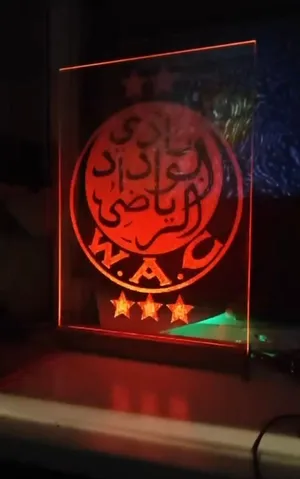 لوحة فنية على الزجاج بحامل مضيء تتحكم في تغير ألوان إضائته