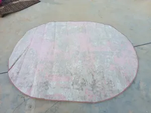 بساطات للبيع مع يعضهم