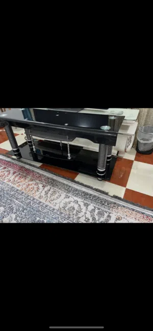 ميز اسود نظيف