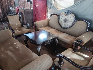 طقم جلوس شبه جديد المكان الازهري السعر 3 مليون واتس