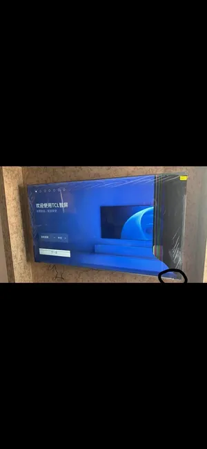 تلفازاً ذكياً من علامة TCL مع كسر في شاشة