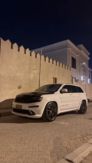 جيب جراند شيروكي 2014 SRT خليجي مستعمل بداخل برتقالي ومواصفات عالية