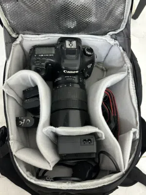 Canon 7D Mark II + عدسة 18-135 + 3بطاريات     + جنطة  حالة ممتازة باكيج كامل جاهز للعمل اقرأ الوصف
