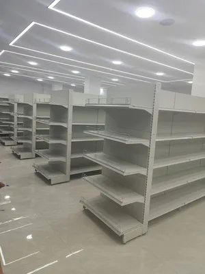 رفوف سوبرماركت ومستودعات   جديد ومستعمل بحالة ممتازة، بأحجام مختلفة