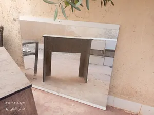 مرايتين  مع جوارير معلقات على الثلاثه كرسي صالون حلاقه واحد
