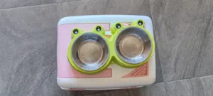 صندوق القطط مع صحن طعام