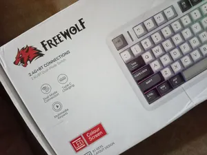كيبورد FREEWOLF RGB ميكانيكي لاسلكي احترافي – Bluetooth + 2.4G – شاشة رقمية