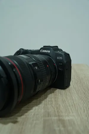 Canon EOS R8 Canon 24–105mmمع عدسة
