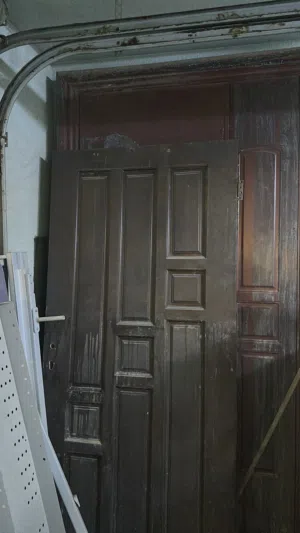 باب داخلي و جيد جداً و بدون فريم