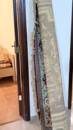 سجادة حمرة وبتجنن وعليها تصميم رائع ومقاس 180 x 300