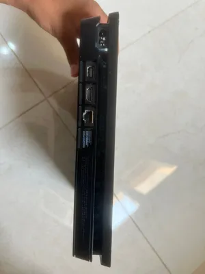 بلاستيشن فور سليم معاه تلاته دسكات