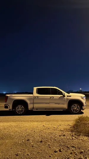 GMC Sierra SLT 2019  5.3L  190 بمشى ألف كم  نظيفة وجاهزة