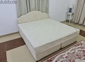 1 سرير كبير مع المنام (نظيف جدا جدا)