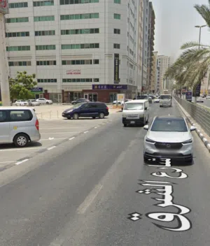 للبيع ارض تجارية مبنيه  في البطينه  شارع رئيسي عليها مبني معرض  كبير مؤجر 850،000 سنويا موقع مهم