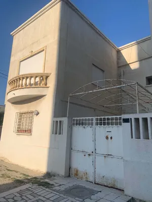 Maison de 135 m2 à vendre, composée d’un rez-de-chaussée et d’un 1er étage.