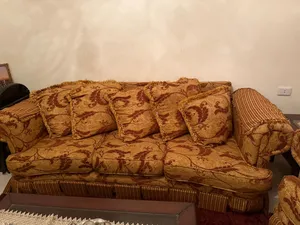 طقم كنب سبع مقاعده بحالة جيده جدا مريح جدا على الجلوس مع طقم طاولات وحدة كبيره و2 جانبيات بحالة جيده